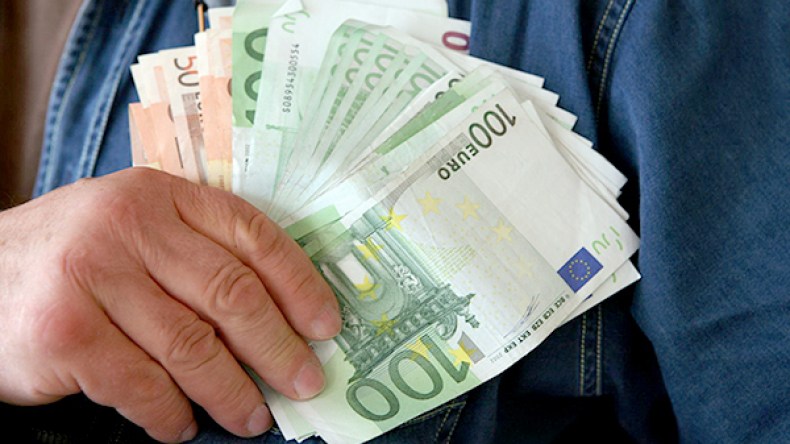 الدبلوماسية الجزائرية تطرق أبواب 25 دولة بحثا عن الأورو والدولار!