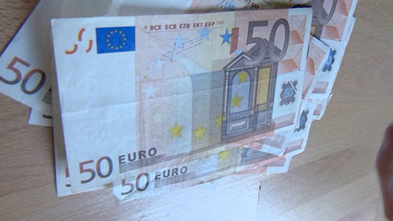 ضبط 146 ألف يورو في مقبض حقيبة بمطار قسنطينة