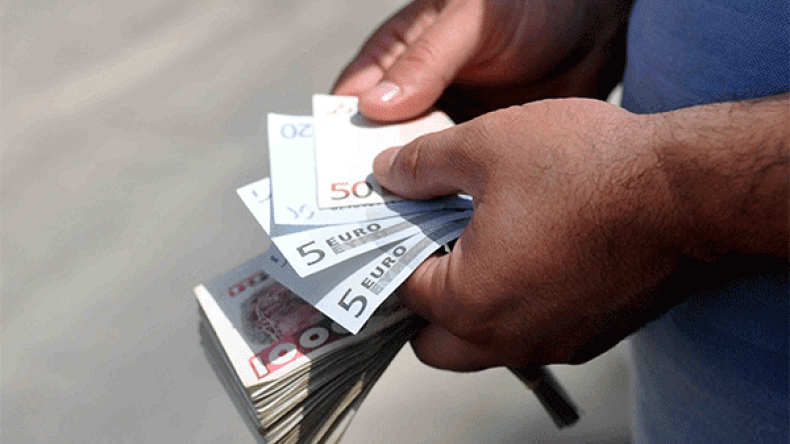 غرباء اجتاحوا أسواق العملة واشتروا من دون السؤال عن السّعر