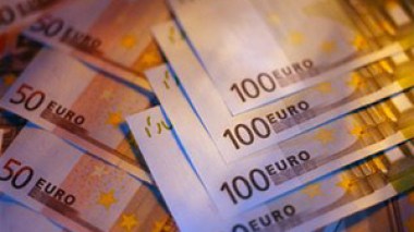 L'euro confirme sa baisse face au dollar, début de semaine prudent