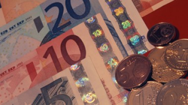 Officials smuggle 250 million Euros from Algeria to buy real estates in Spain