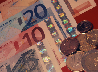 Officials smuggle 250 million Euros from Algeria to buy real estates in Spain