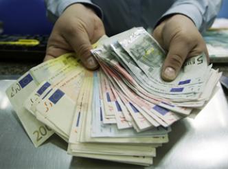 5 tycoons involved in the smuggling of 85 million Euros through the Algerian eastern borders .