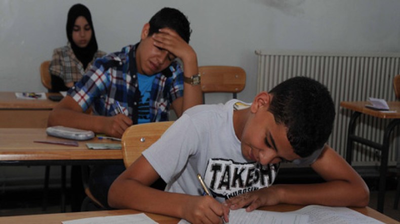 سماسرة البكالوريا يسوّقون حوليات محشوة بالأخطاء وأقراصا مغشوشة