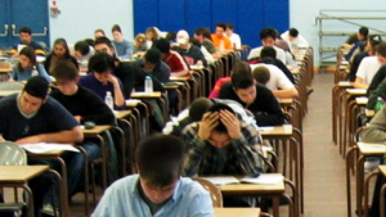 عمال  الجامعات  يهددون  بمقاطعة  امتحانات  نهاية  السنة