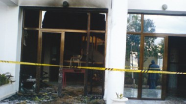 Young man sets ablaze administrative offices and spreads panic among the population