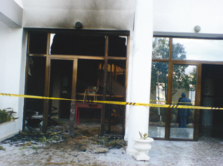 Young man sets ablaze administrative offices and spreads panic among the population