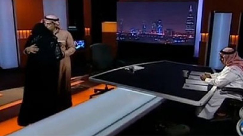 برنامج يجمع شاب بوالدته بعد فراق 21 عاماً
