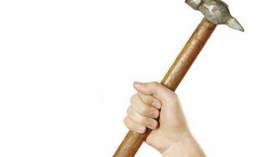 سيدة تضرب زوجها بمطرقة على الرأس في تيارت