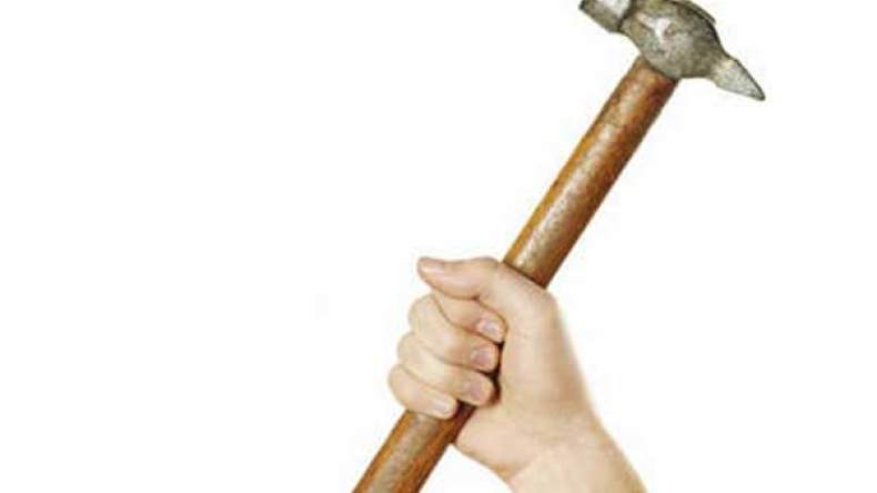 سيدة تضرب زوجها بمطرقة على الرأس في تيارت