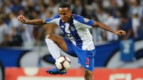 ريال مدريد ينافس عملاقي إنجلترا على ظهير بورتو