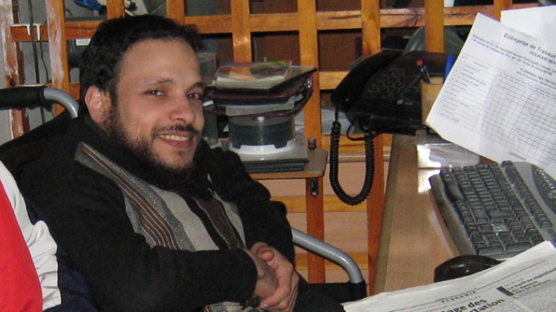 فوزي لعور يتحدى الإعاقة ويتفوق على الأصحَّاء في الإعلام الآلي