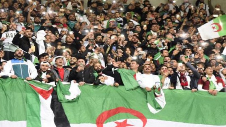 الجزائريون يرفعون علم فلسطين بفرنسا