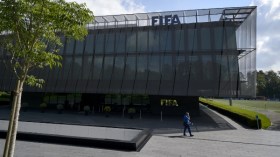الفيفا تتّخذ قرارا بشأن مباراة الجزائر والكاميرون