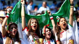 8 فتيات إيرانيات يتنكّرنّ في أزياء ذكورية لِدخول الملعب!