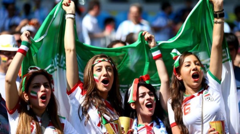 8 فتيات إيرانيات يتنكّرنّ في أزياء ذكورية لِدخول الملعب!