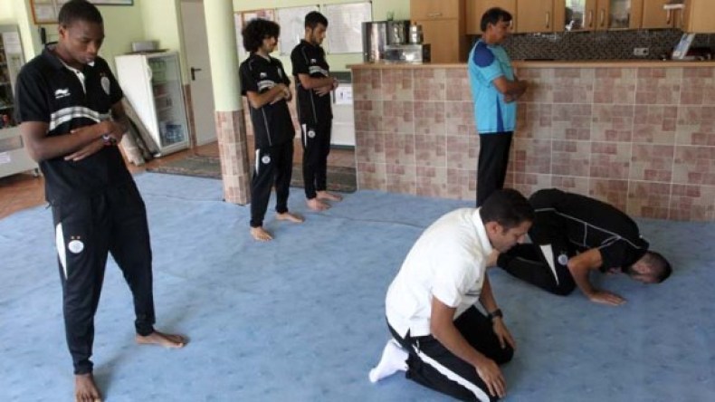 الجالية العربية بالنمسا “تطارد” بلحاج