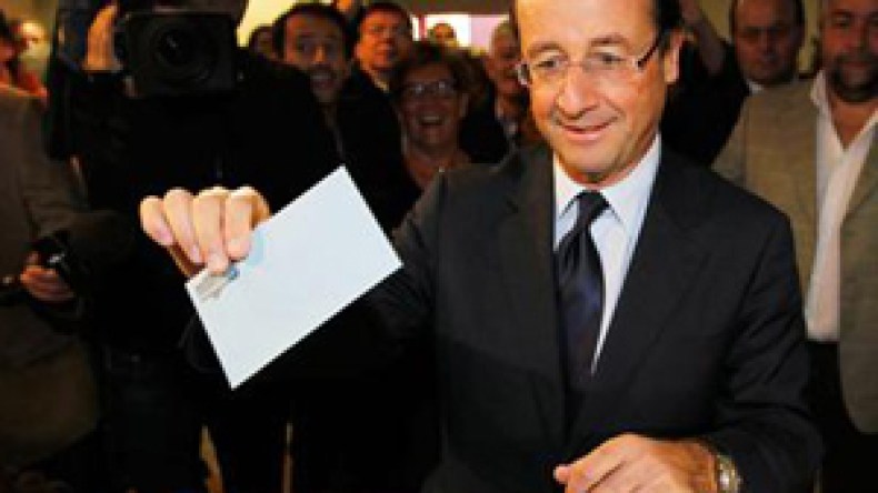 هولاند زار بن بلة ببيته ووعد بمراجعة مواقف باريس بشأن جرائم الاستعمار