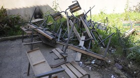 تلاميذ يودعون مدارسهم بتحطيم الكراسي وتمزيق الكراريس