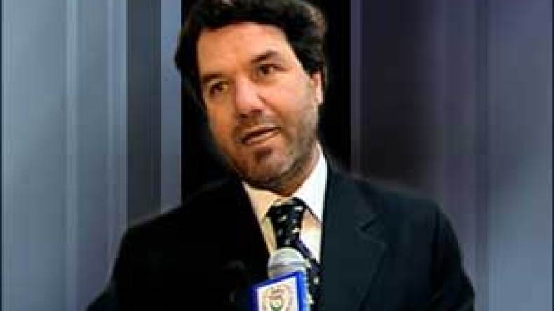 الحداثة اللبنانية تعتذر للزاوي عن إقحام الصور العارية في روايته