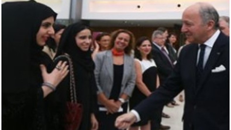 إماراتية ترفض مصافحة فابيوس