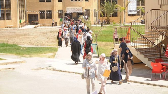 طلبة يفترشون الشارع وإقامات جامعية في “سبات”