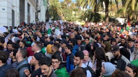 طلبة الجامعات يواصلون التظاهر ضد العهدة الخامسة