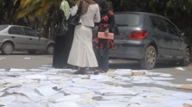 أوراق امتحانات طلبة  الجامعة في المراحيض