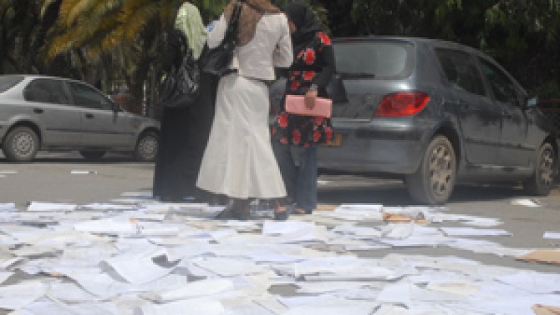 أوراق امتحانات طلبة  الجامعة في المراحيض