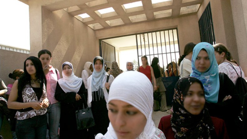 أولياء‮ ‬يوقفون بناتهم الجامعيات عن الدراسة‮..!‬