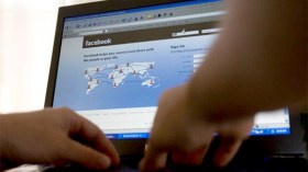 شاب يتقمص هوية فتاة ويهدد جامعية بنشر صورها عبر “الفايسبوك”