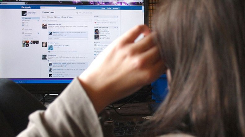 شاب في بسكرة يبتز فتاة بصور مخلة