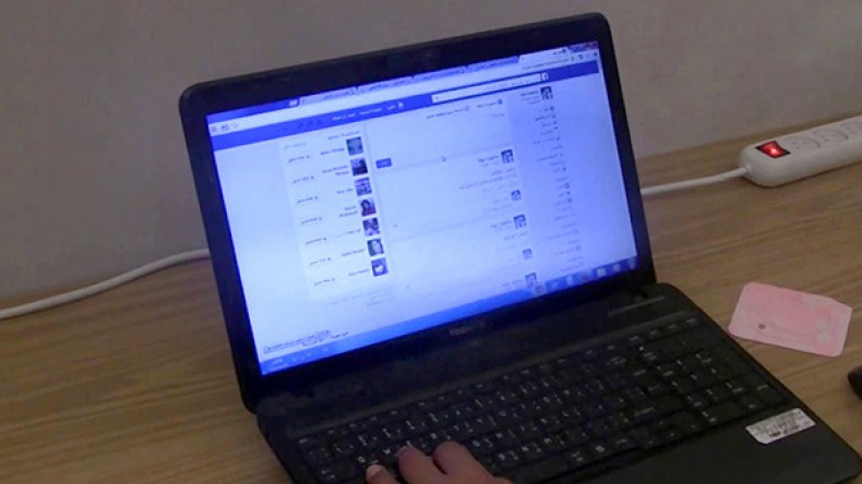 شاب يهين فتاة ويرغمها على تقبيل قدميه لأنها “خانته!”