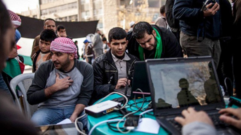 سلال، الهواري ورضا سيتي 16 يحولون الفايسبوك إلى فضاء حر للتنكيت