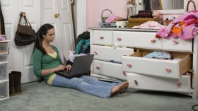 فتيات يتنفسن الفيسبوك ليلا.. إلى طلوع الفجر