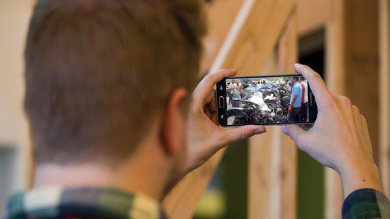 شباب يصورون الجنائز للتسلية فقط