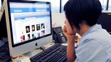 الإنترنت.. المتّهم الأوّل في تدنّي الهمم وانحدار الأخلاق