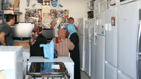 معلمون في طوابير لشراء الأجهزة الكهرومنزلية بالتقسيط