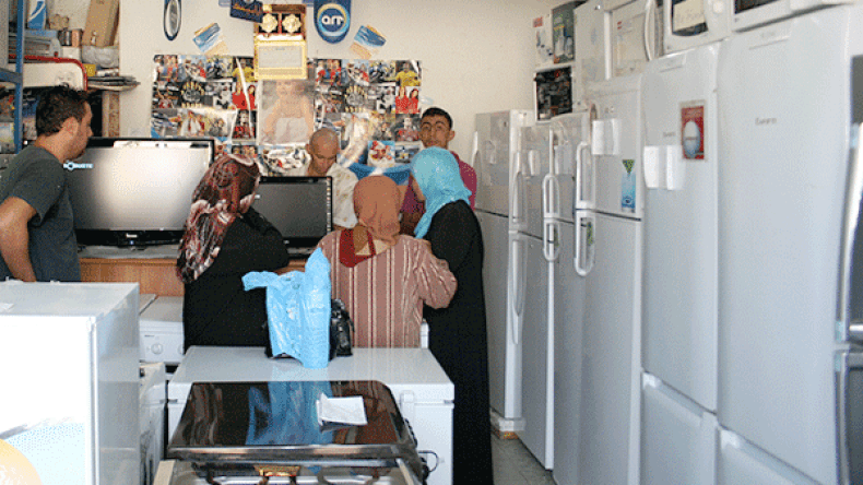 معلمون في طوابير لشراء الأجهزة الكهرومنزلية بالتقسيط