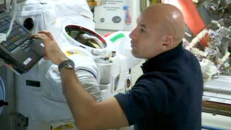 رائد الفضاء الإيطالي يروي لحظات الرعب التي عاشها في الفضاء