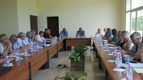 إلزام اللاعبين المحترفين بإمضاء عقود لسنتين على الأقل