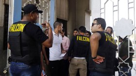 طلاب جامعة الأزهر يزيلون بوابة فالكون بالقوة