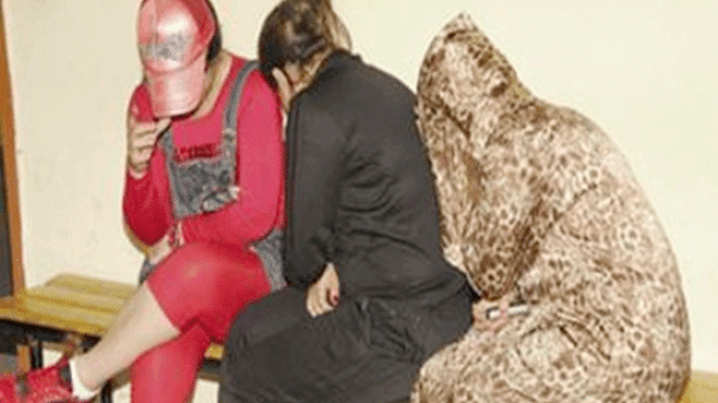 أزواج يبيعون شرف زوجاتهم.. وأطفال لإستدراج الزبائن إلى البيوت!