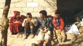 أب يربط أبناءه الأربعة بالحديد حتى لا يفترسوا جيرانهم