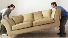 عائلات تبيع أثاث البيت وملابس أبنائها للبقاء على قيد الحياة