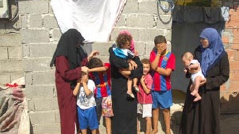 أم في الثلاثينات تعيل 10 أطفال مرضى ولا تجد الماء لتنظيفهم