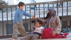 عشر سنوات سجنا وغرامة بـ 100 مليون للمتسولات بالأطفال