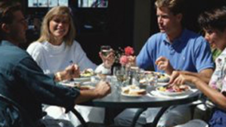 بعد المسافات يقوي العلاقات العاطفية أحيانا