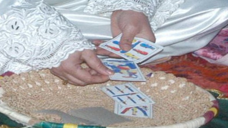 نساء يفتحن النصيب، يقرأن الحظ ويستولين على مجوهرات الضحايا بأم البواقي