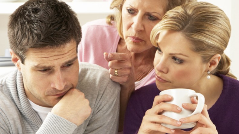 خصوصيات الأزواج في مهب الريح بسبب تدخل أهلهم